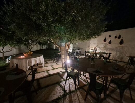 Clienti nel giardino estivo di Ex Tipografia 2.0 a Torre Santa Susanna durante un aperitivo serale